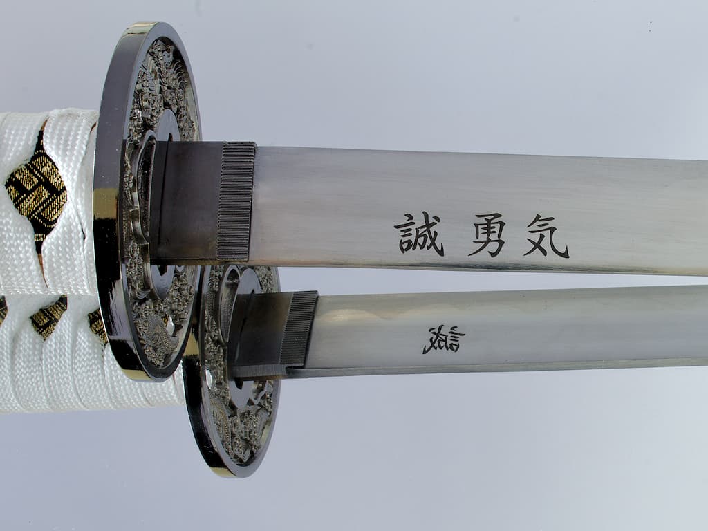 Gravure laser sur la lame d'un katana : mots en japonais sincérité et courage #Terressens Gravure laser sur la lame d'un katana : mots en japonais sincérité et courage #Terressens