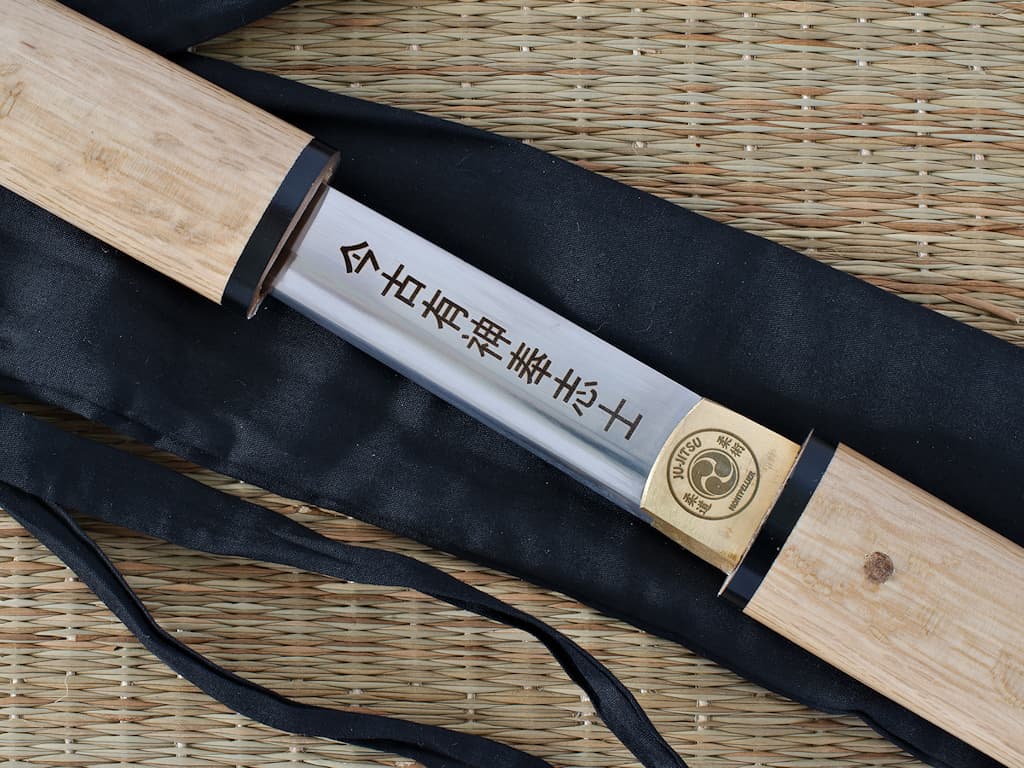 Gravure laser sur la lame et l'habaki d'un shirasaya : phrase du film « Le Dernier samouraï » et logo du club de Ju Jitsu de Montpellier #Terressens Gravure laser sur la lame et l'habaki d'un shirasaya : phrase du film « Le Dernier samouraï » et logo du club de Ju Jitsu de Montpellier #Terressens