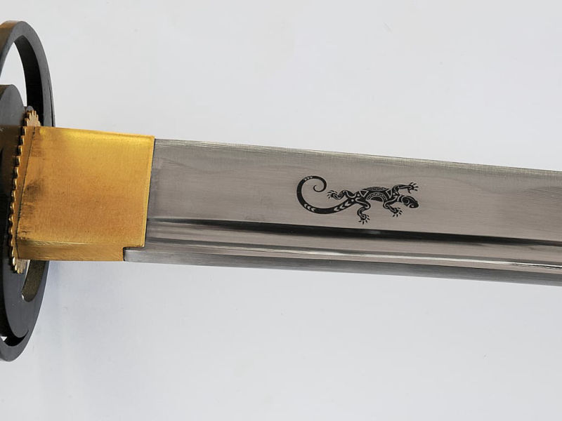 Gravure laser sur la lame d'un katana : salamandre #Terressens Gravure laser sur la lame d'un katana : salamandre #Terressens