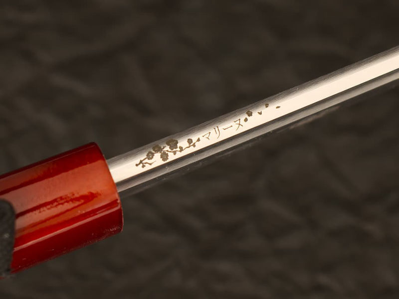 Gravure laser sur le mune (dos de la lame) d'un katana : branche de cerisier avec prénom traduit en japonais imbriqué dans le végétal #Terressens Gravure laser sur le mune (dos de la lame) d'un katana : branche de cerisier avec prénom traduit en japonais imbriqué dans le végétal #Terressens