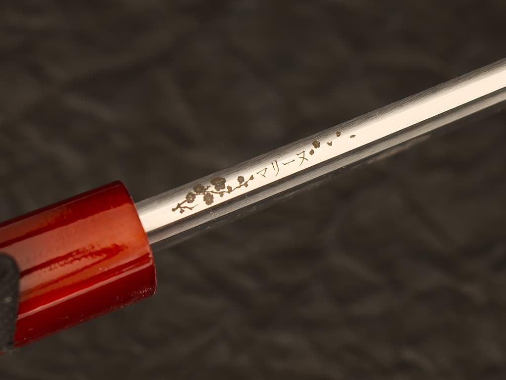 Gravure laser sur le mune (dos de la lame) d'un katana : branche de cerisier avec prénom traduit en japonais imbriqué dans le végétal #Terressens Gravure laser sur le mune (dos de la lame) d'un katana : branche de cerisier avec prénom traduit en japonais imbriqué dans le végétal #Terressens