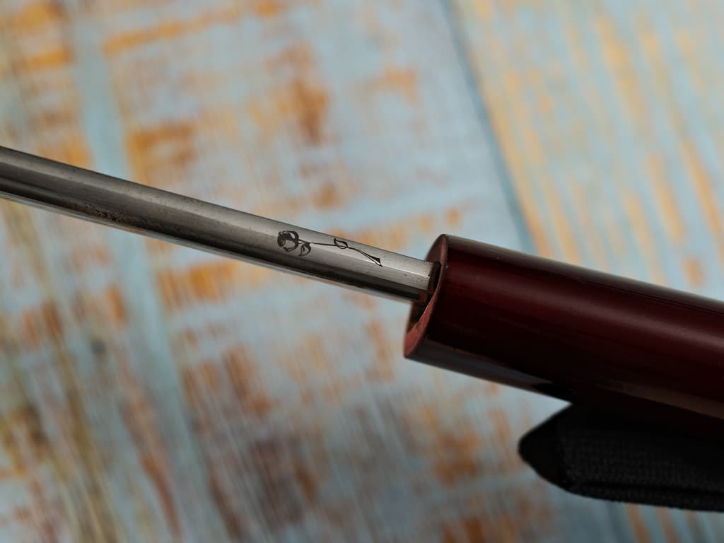 Gravure laser sur le mune (dos de la lame) d'un katana : rose #Terressens Gravure laser sur le mune (dos de la lame) d'un katana : rose #Terressens