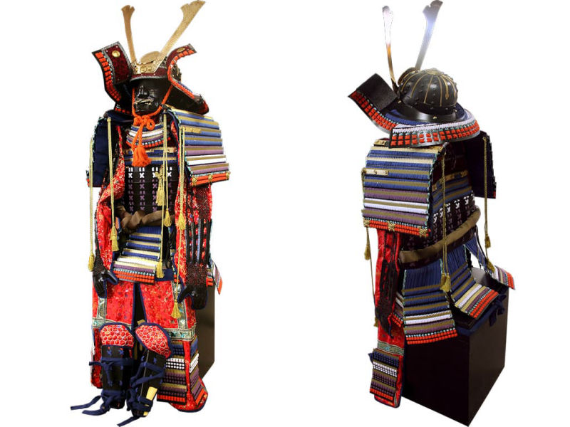 Armure de samouraï rouge sur squelette de présentation (faces avant et arrière)
