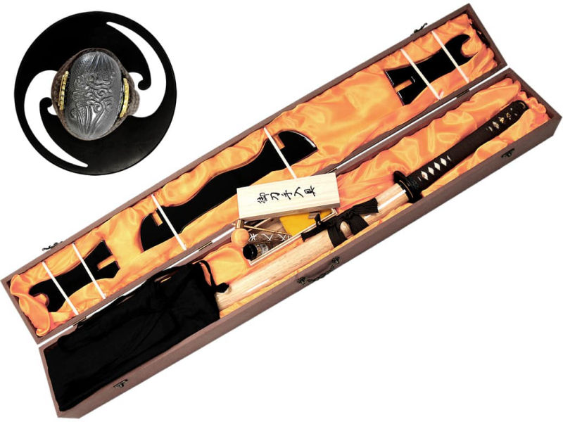 Katana aiguisé bois (mù, 木) métal (jīn, 金), présenté dans son coffret en bois, avec le support laqué, le kit d'entretien et la housse de protection Katana aiguisé bois (mù, 木) métal (jīn, 金), présenté dans son coffret en bois, avec le support laqué, le kit d'entretien et la housse de protection