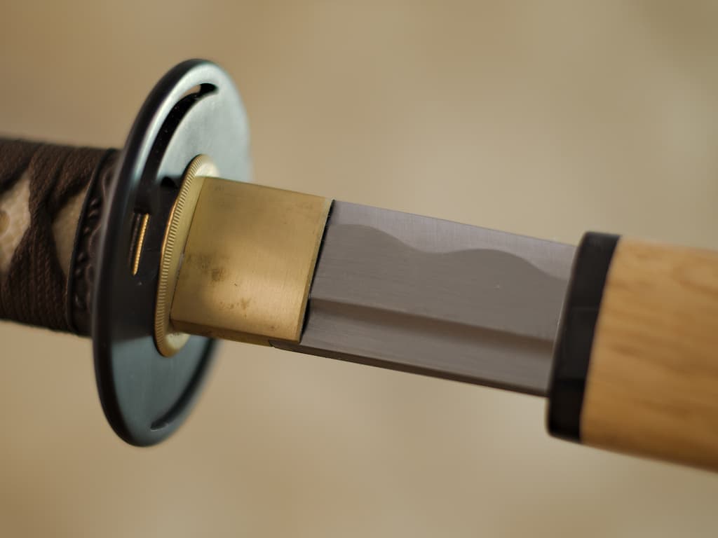 Mù-jīn, wakizashi aiguisé bois (mù, 木) métal (jīn, 金) : détail de la lame sortant de son fourreau (saya)