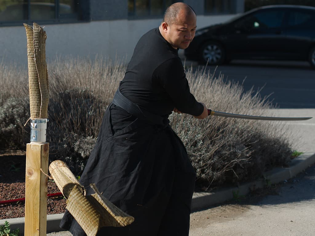 Pratique de la coupe au sabre japonais avec le shirasaya Kaji, shirasaya feu (火事), forge damassée