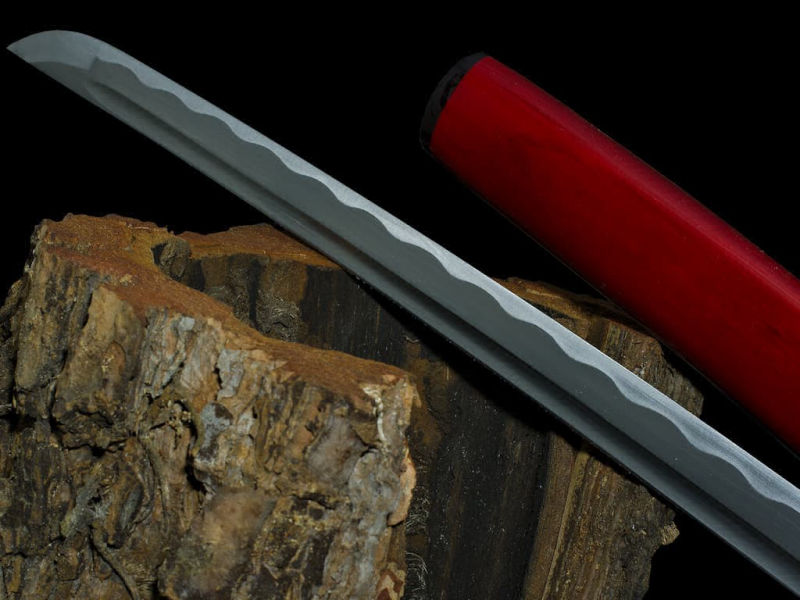 Kaji, shirasaya feu (火事), forge damassée : détail de la lame damas et du fourreau (saya)