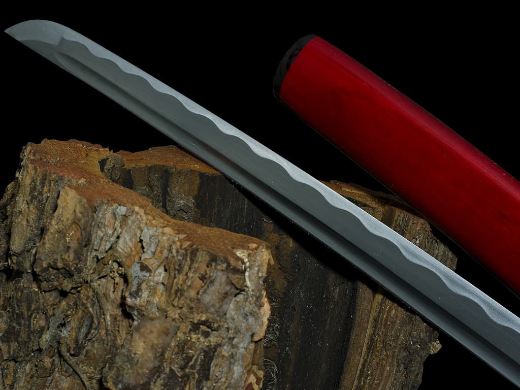 Kaji, shirasaya feu (火事), forge damassée : détail de la lame damas et du fourreau (saya)