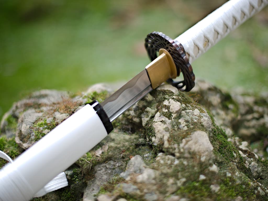 Katana blanc aiguisé « Neige éternelle » 復活 #Terressens