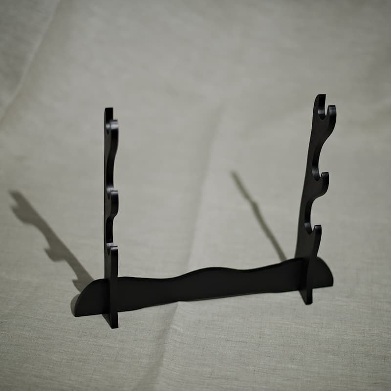 Support de présentation de trois sabres japonais (katana, wakizachi et tanto) #Terressens Support de présentation de trois sabres japonais (katana, wakizachi et tanto) #Terressens