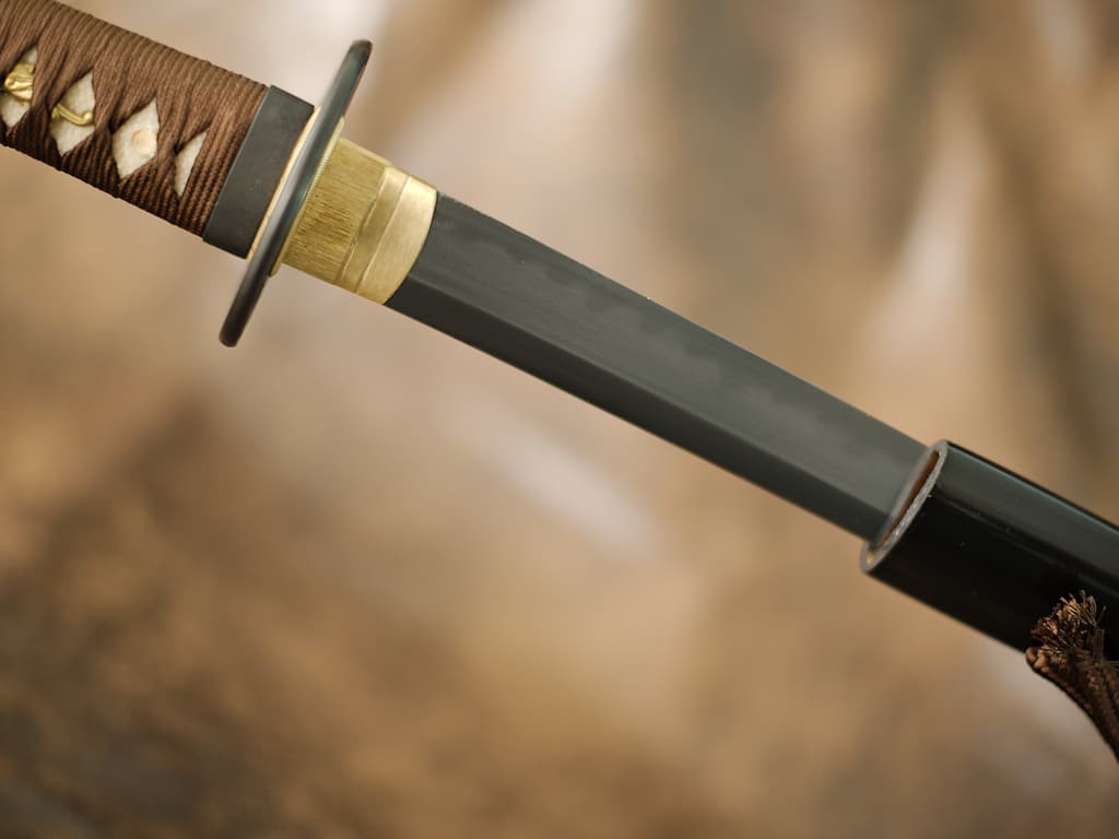 Véritable ligne de trempe obtenue avec un traitement thermique différentiel à l'argile (référence présentée : Katana Terre sacrée (聖地, Seichi), lame aiguisée 1095, véritable hamon, tressages bruns, référence 0481) #Terressens