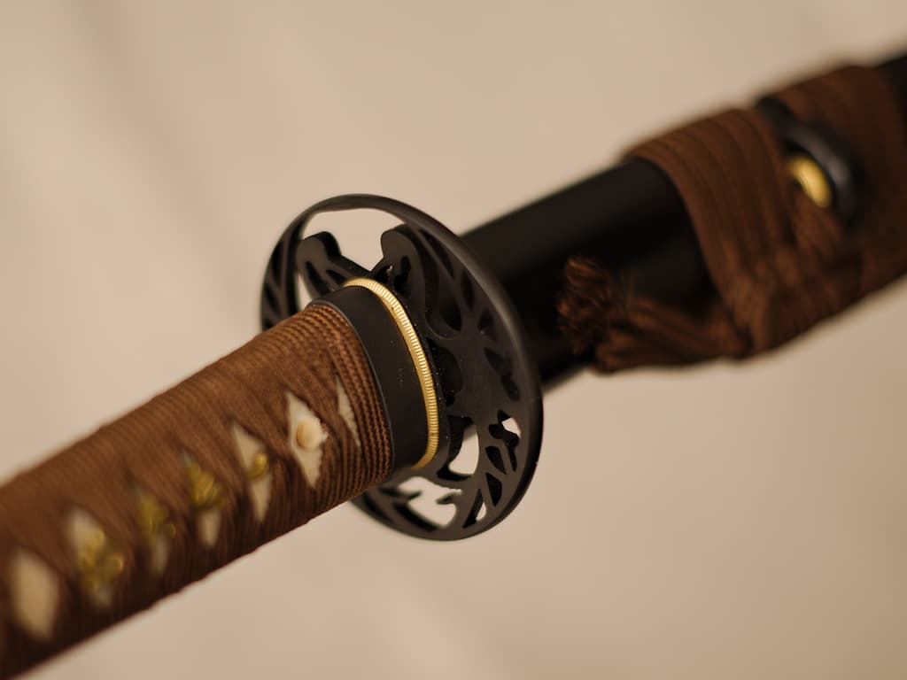 Katana Terre sacrée (聖地, Seichi), lame aiguisée 1095, véritable hamon, tressages bruns #Terressens Katana Terre sacrée (聖地, Seichi), lame aiguisée 1095, véritable hamon, tressages bruns #Terressens