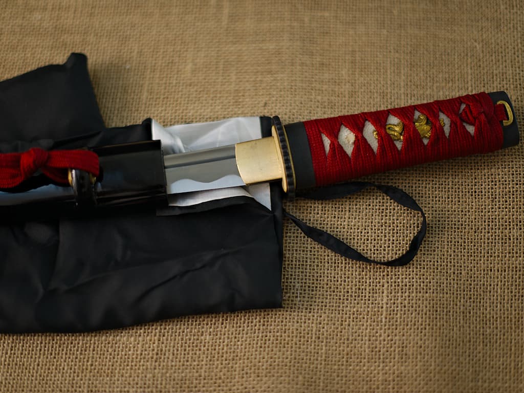 Tantō aiguisé Ake (朱, rouge sang), ito et sageo rouge sombre #Terressens Tantō aiguisé Ake (朱, rouge sang), ito et sageo rouge sombre #Terressens