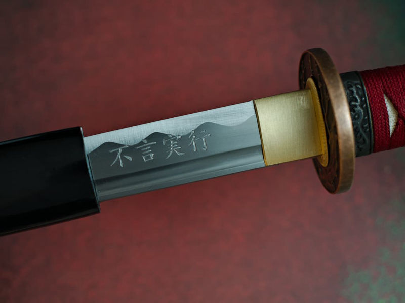 Katana aiguisé « Fugen jikkō » (不言実行 « parler peu, mais agir »), lame gravée, monture rouge #Terressens