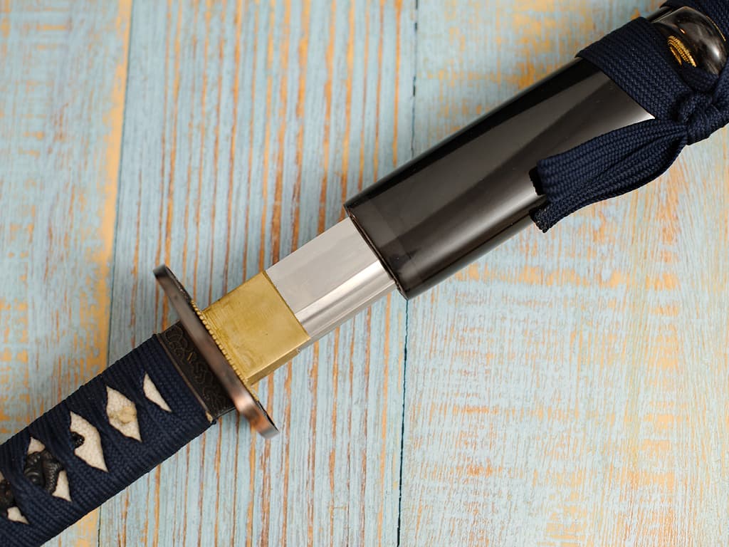 Katana « Yain » (夜陰 dans l'ombre de la nuit), Sushu Kitae, trempe sélective, ito et sageo bleu sombre #Terressens Katana « Yain » (夜陰 dans l'ombre de la nuit), Sushu Kitae, trempe sélective, ito et sageo bleu sombre #Terressens