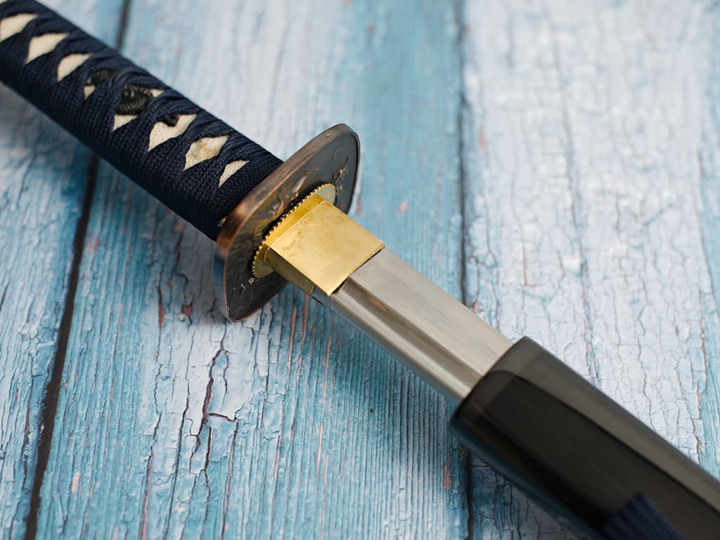 Katana « Yain » (夜陰 dans l'ombre de la nuit), Sushu Kitae, trempe sélective, ito et sageo bleu sombre #Terressens Katana « Yain » (夜陰 dans l'ombre de la nuit), Sushu Kitae, trempe sélective, ito et sageo bleu sombre #Terressens