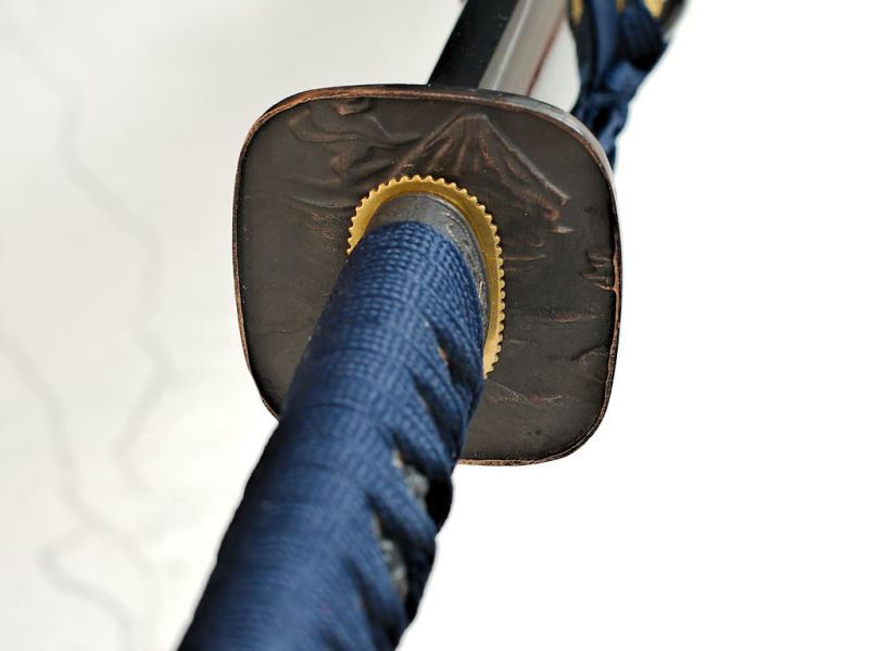 Katana « Yain » (夜陰 dans l'ombre de la nuit), Sushu Kitae, trempe sélective, ito et sageo bleu sombre #Terressens Katana « Yain » (夜陰 dans l'ombre de la nuit), Sushu Kitae, trempe sélective, ito et sageo bleu sombre #Terressens