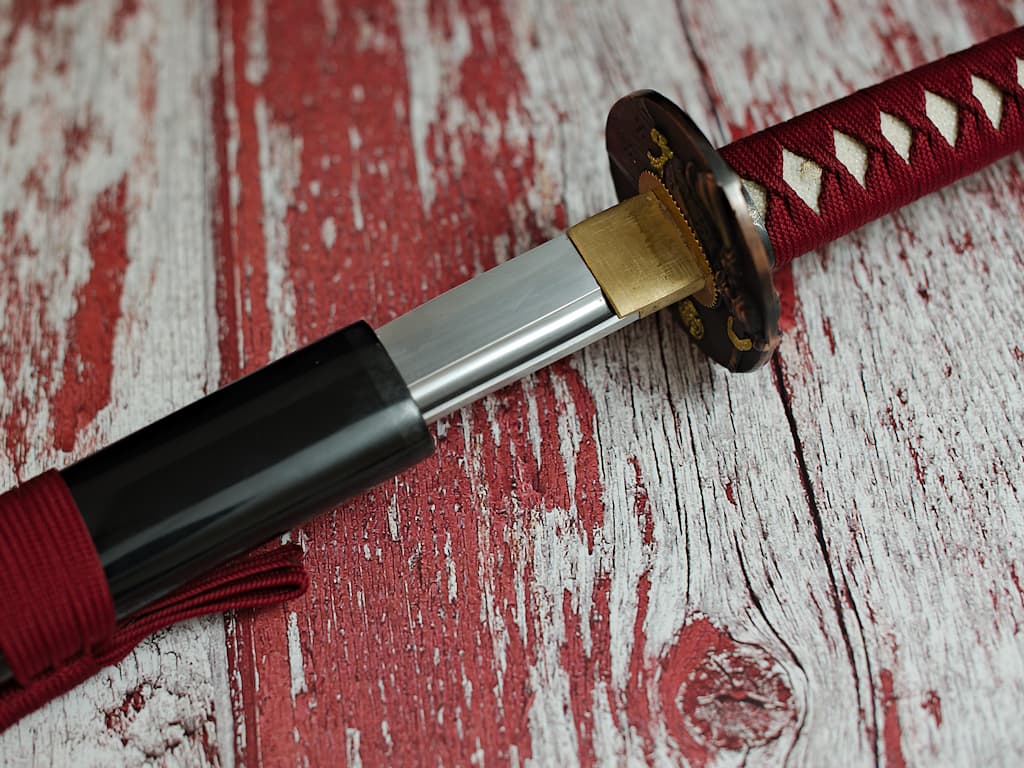 Katana « Musha shugyō » (武者修行), forge Shihozume, trempe sélective, ito et sageo rouge sombre #Terressens Katana « Musha shugyō » (武者修行), forge Shihozume, trempe sélective, ito et sageo rouge sombre #Terressens