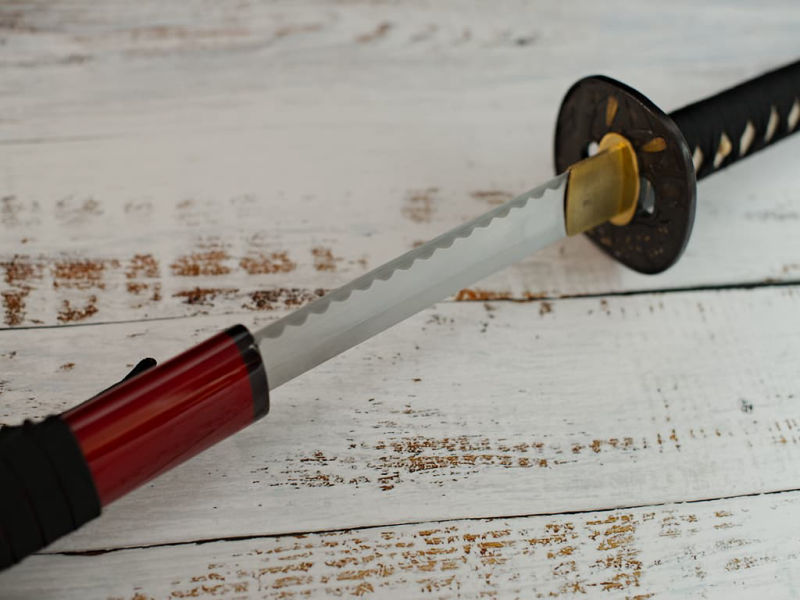 Katana aiguisé « ikazuchi » (雷 foudre, tonnerre), forge Shihomizue, trempe sélective, rouge et noir #Terressens