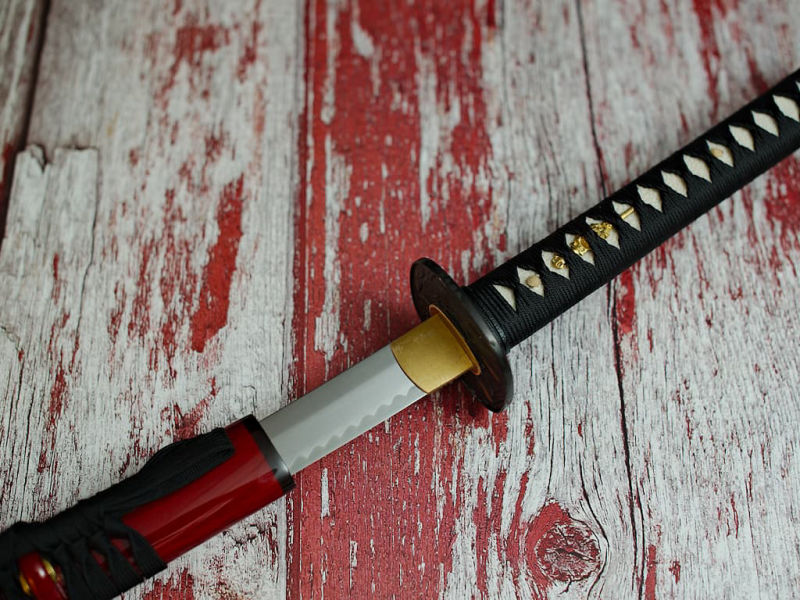 Katana aiguisé « ikazuchi » (雷 foudre, tonnerre), forge Shihomizue, trempe sélective, rouge et noir #Terressens