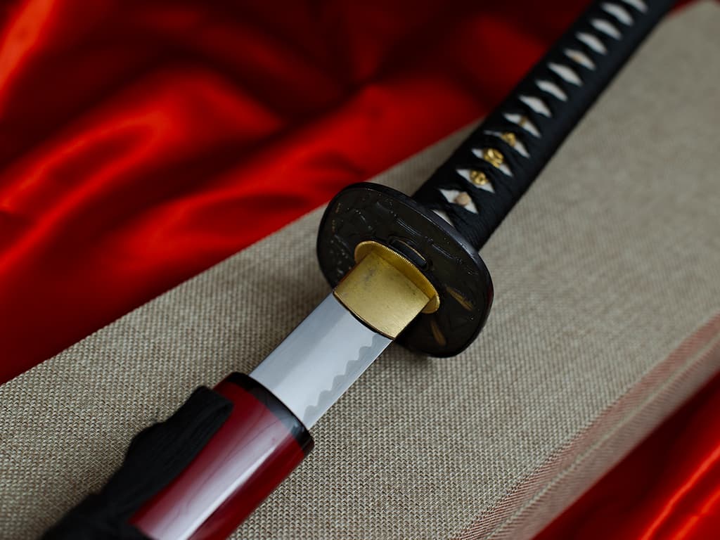 Katana aiguisé « ikazuchi » (雷 foudre, tonnerre), forge Shihomizue, trempe sélective, rouge et noir #Terressens