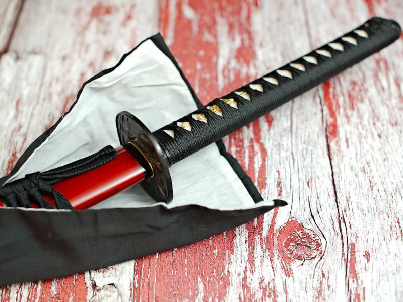 Katana aiguisé « ikazuchi » (雷 foudre, tonnerre), forge Shihomizue, trempe sélective, rouge et noir #Terressens
