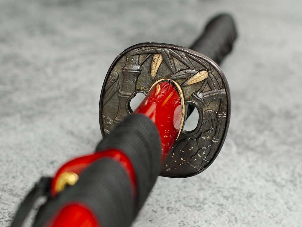 Katana aiguisé « ikazuchi » (雷 foudre, tonnerre), forge Shihomizue, trempe sélective, rouge et noir #Terressens