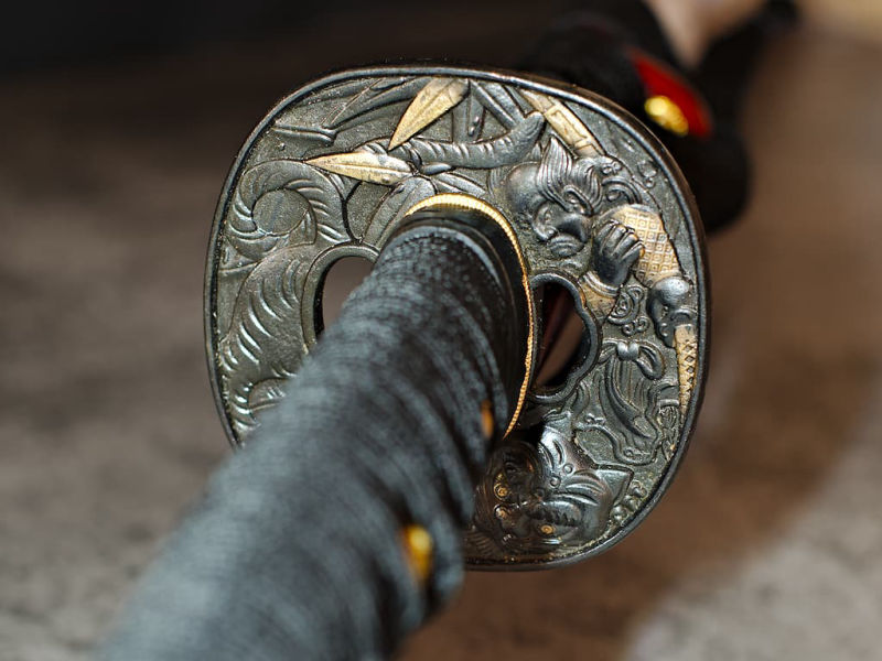 Katana aiguisé « ikazuchi » (雷 foudre, tonnerre), forge Shihomizue, trempe sélective, rouge et noir #Terressens