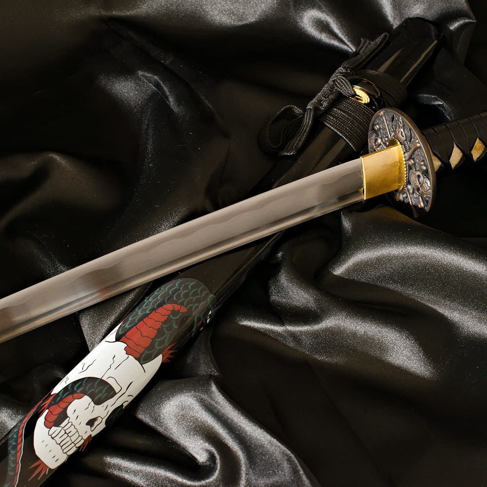 Katana aiguisé « L'ombre du chaos », décors avec serpent, crânes humains et de diables #Terressens