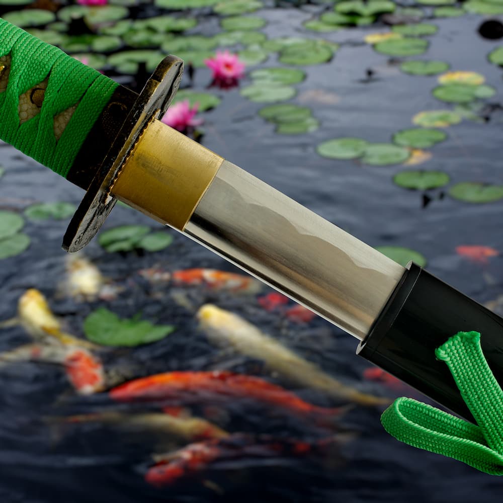 Katana aiguisé « Hasunohana » (蓮の花 lotus sacré), sérigraphie sur le saya, cordages vert clair #Terressens