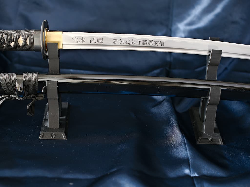 Support de katanas « Fukuza » (複座, deux places), pour deux sabres japonais #Terressens