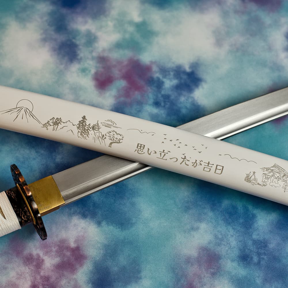 Gravure laser sur le saya blanc du katana aiguisé « Ketsui » (決意 résolution, décision)