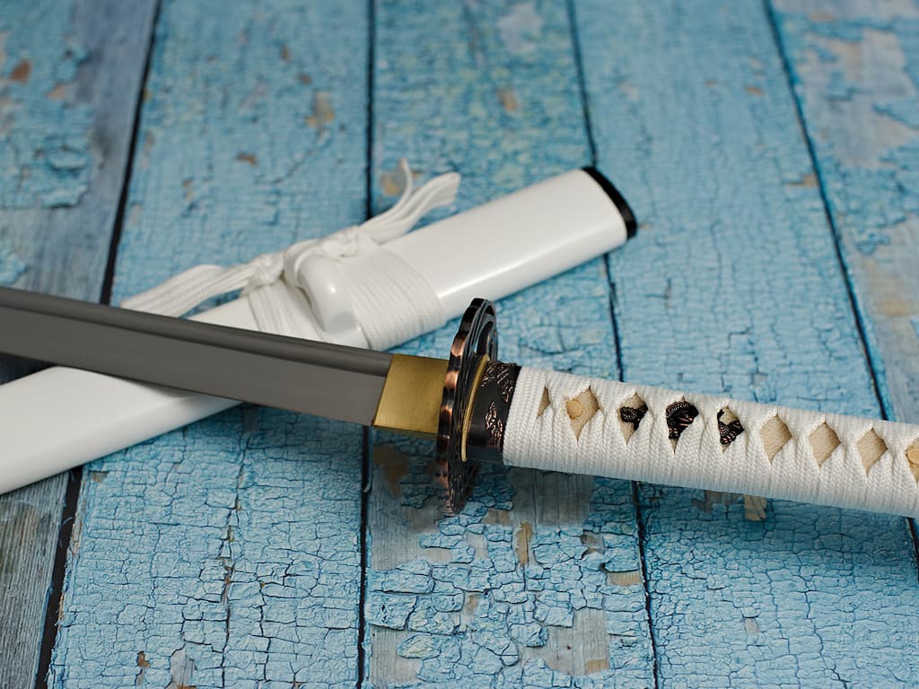 Katana aiguisé « Ketsui » (決意 résolution, décision), saya blanc décoré d'un motif japonais, tressages blancs #Terressens Katana aiguisé « Ketsui » (決意 résolution, décision), saya blanc décoré d'un motif japonais, tressages blancs #Terressens