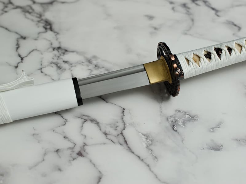 Katana aiguisé « Ketsui » (決意 résolution, décision), saya blanc décoré d'un motif japonais, tressages blancs #Terressens Katana aiguisé « Ketsui » (決意 résolution, décision), saya blanc décoré d'un motif japonais, tressages blancs #Terressens