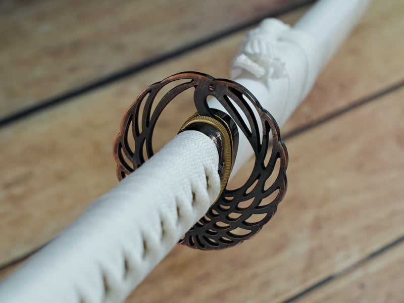 Katana aiguisé « Ketsui » (決意 résolution, décision), saya blanc décoré d'un motif japonais, tressages blancs #Terressens Katana aiguisé « Ketsui » (決意 résolution, décision), saya blanc décoré d'un motif japonais, tressages blancs #Terressens