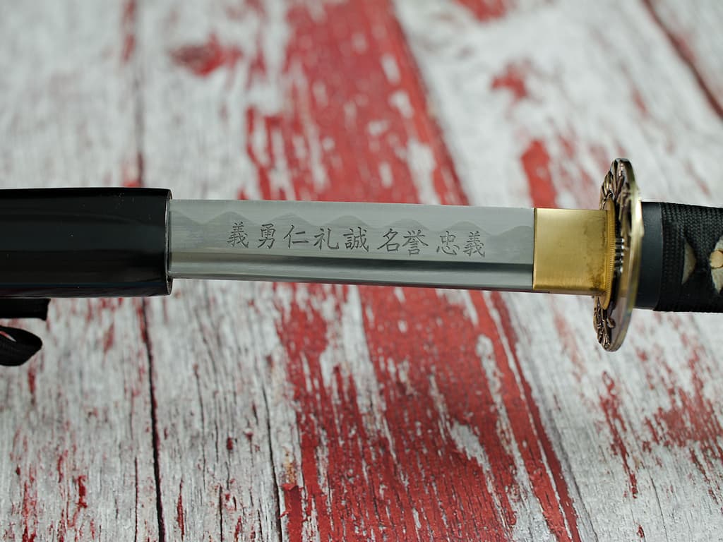 Katana aiguisé « Unryū-zu » (雲龍図 Dragon parmi les nuages), gravures sur la lame et le saya #Terressens