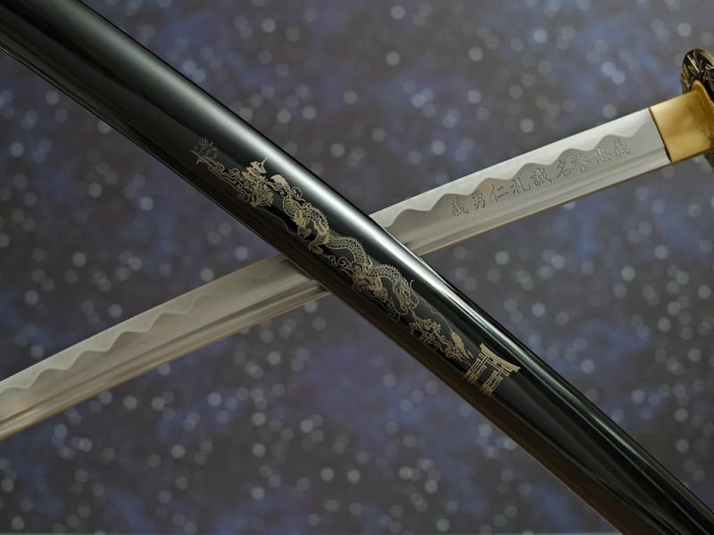 Katana aiguisé « Unryū-zu » (雲龍図 Dragon parmi les nuages), gravures sur la lame et le saya #Terressens