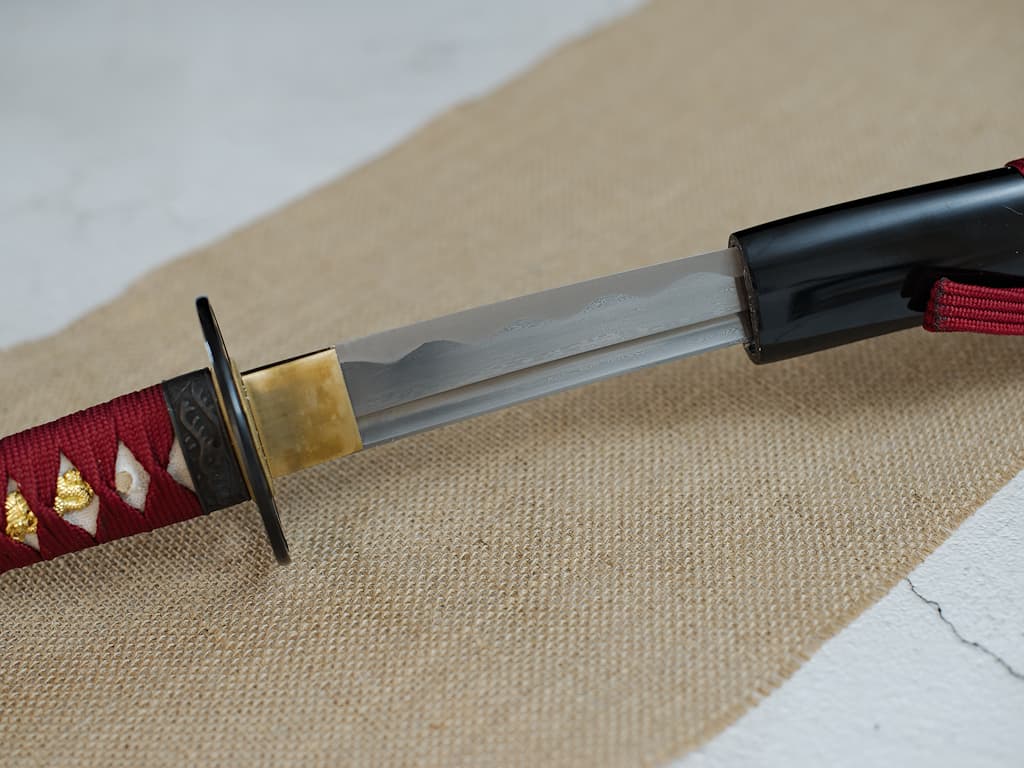 Wakizashi aiguisé forge Damas « Ketsueki » (血液, sang), tressages rouges #Terressens Wakizashi aiguisé forge Damas « Ketsueki » (血液, sang), tressages rouges #Terressens