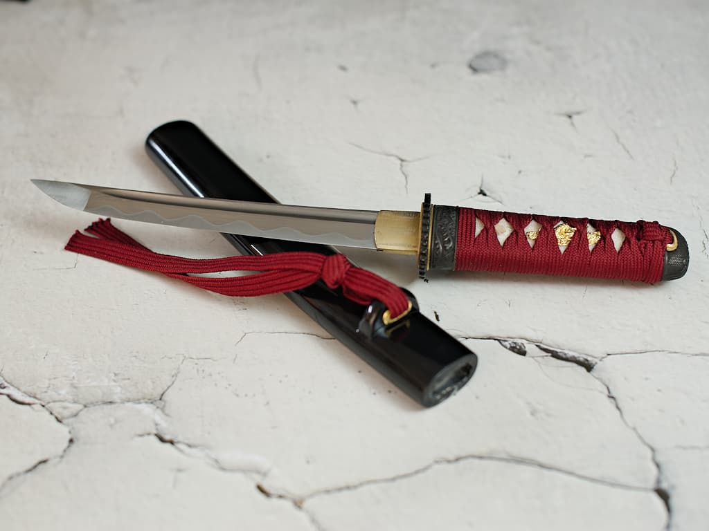 Tantō aiguisé forge Damas « Ketsueki » (血液, sang), tressages rouges #Terressens