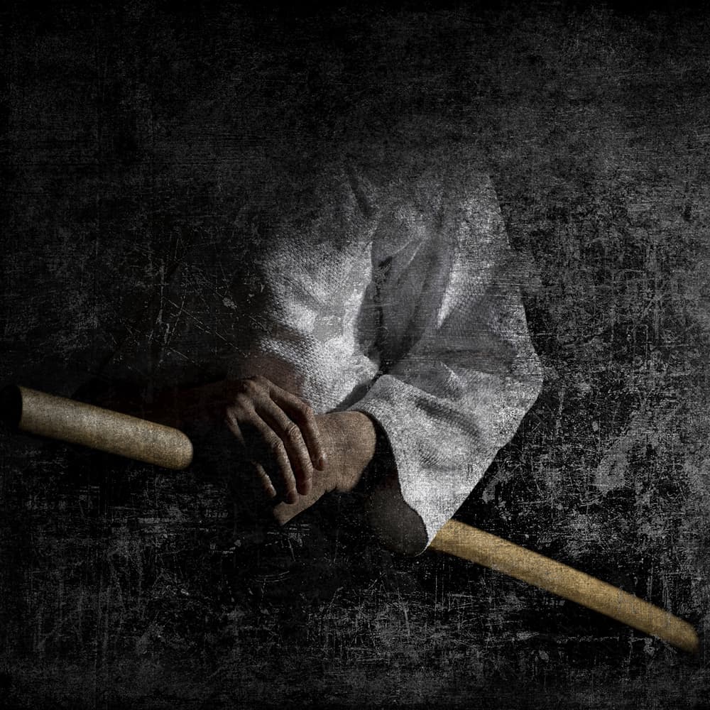 Le bokken est une arme d'entraînement en bois ou en polypropylène reproduisant la forme d'un katana #Terressens (photo : AdobeStock n° 494913500) Le bokken est une arme d'entraînement en bois ou en polypropylène reproduisant la forme d'un katana #Terressens (photo : AdobeStock n° 494913500)