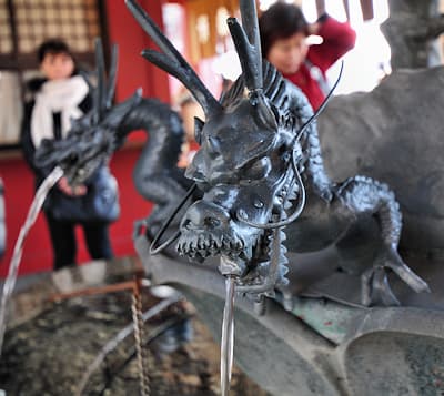 Fontaine en forme de dragon, temple bouddhiste de Senso-Ji, Tokyo, Japon (photographie : Philippe Contal, 2012)