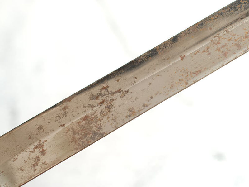 La lame de l’épée laissée à l’air libre s’est oxydée.