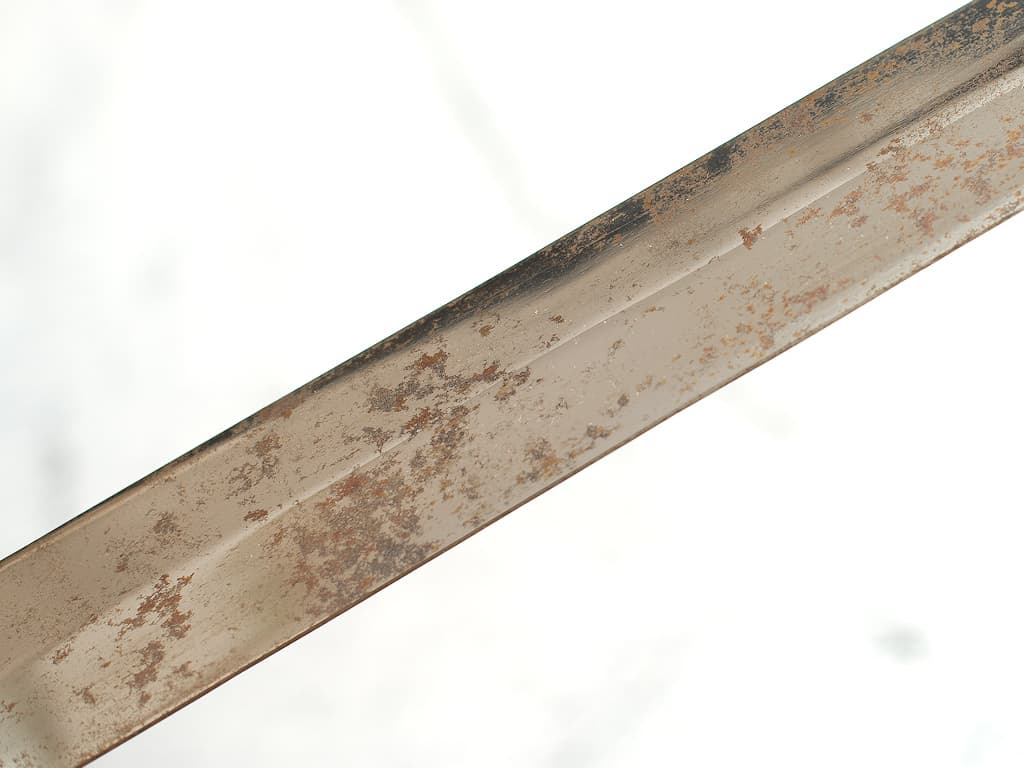 La lame de l’épée laissée à l’air libre s’est oxydée.