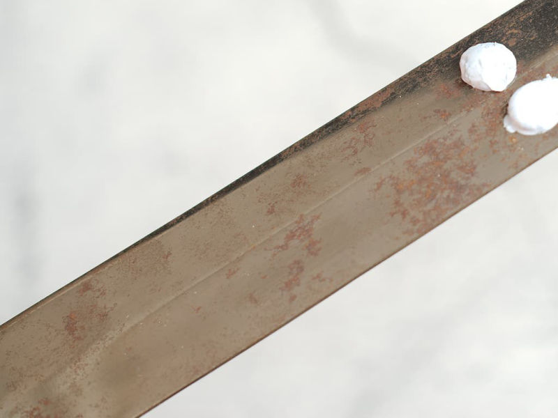 Déposer la pâte à polir sur le métal.