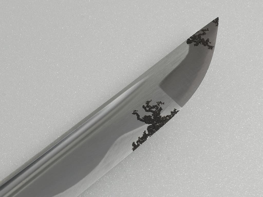 Dans un saya humide, certaines zones peuvent laisser apparaître des figures géométriques de l’oxydation. Sans traitement immédiat, elles vont progresser sur la surface de la lame et le creuser.