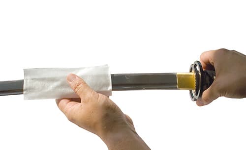 Illustration n° 1 : nettoyage de la lame avec un chiffon en microfibre