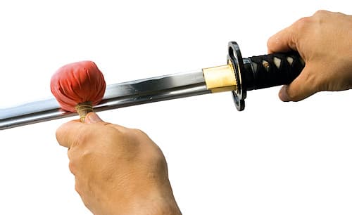 Illustration n° 2 : dépose de la poudre de calcaire en tapotant l'Uchiko sur la lame