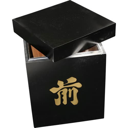 Montage de l'armure de samouraï rouge : la boîte contenant l'armure, le squelette en bois