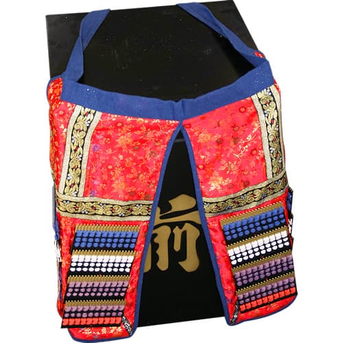 Montage de l'armure de samouraï rouge : pose des protections des jambes sur la boîte