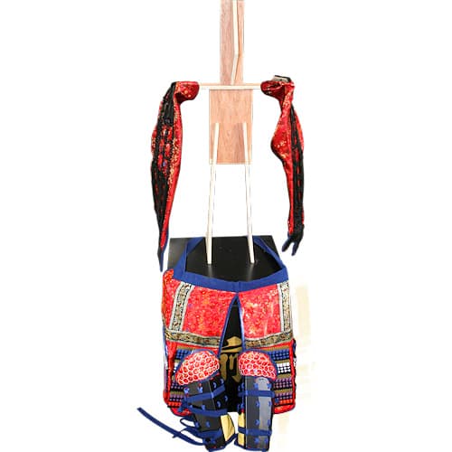 Montage de l'armure de samouraï rouge : pose des manches sur le squelette en bois